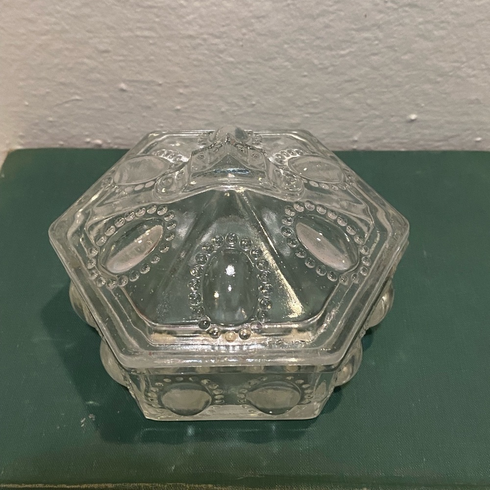 Vintage L.E. Smith Victorian Beaded Glass Hexagonal Trinket Box - Picture 3 of 8